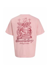 Lyserød t-shirt med rød udsmykning, der viser engle, et ur, lys og teksten "Tid er penge" på bagsiden.