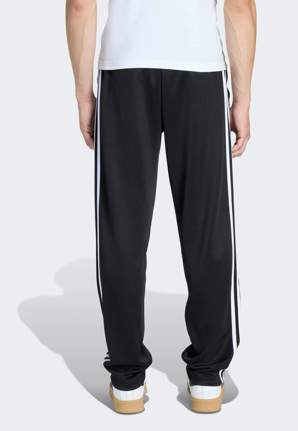 REGULAR FIT