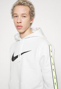 Nike Sportswear M NSW REPEAT SW FLC PO HOOD B - Felpa con cappuccio - summit white/black