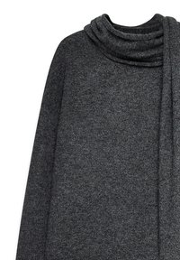 Donkergrijze trui met een gedrapeerde col, lange mouwen en een zachte, textuurachtige stof. Geen zichtbare patronen of hardwaredetails.