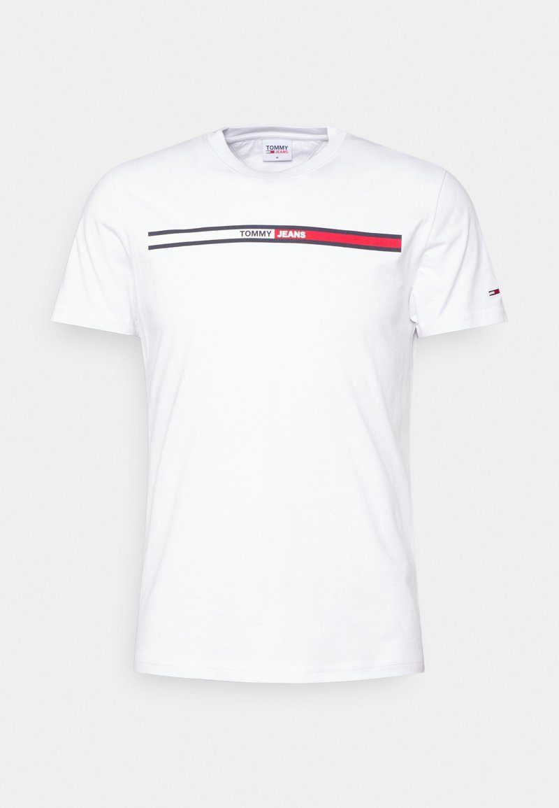 Weißes Baumwoll-T-Shirt mit kurzen Ärmeln, das ein horizontales Grafikdesign in Rot und Schwarz zeigt, auf dem "TOMMY JEANS" über der Brust steht.