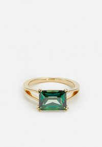 Goldring mit einem großen smaragdgeschliffenen grünen Stein, der in vier Krappen gefasst ist, mit einem glatten Band und einer polierten Oberfläche.