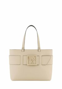 Borsa tote in finta pelle beige con due manici robusti, dotata di una grande placca con logo e tasche frontali rettangolari per un tocco di dettagli in più.