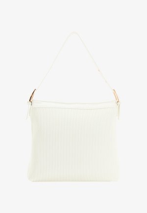 Hvid plisseret tote bag med en glat tekstur, der har en enkelt skulderrem og accenter i guldtoner.