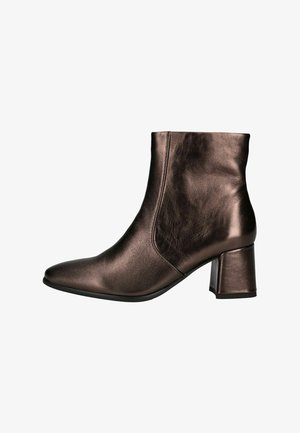 Stivaletto in pelle bronzo metallico con punta appuntita e tacco a blocco su sfondo bianco.