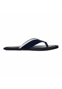 Marine-blauwe slippers met een gestructureerde stoffen band met een witte accenten. De zolen zijn zwart en plat, ontworpen voor casual draag.