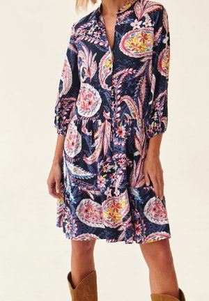 Robe bleu marine avec un motif cachemire floral coloré, boutonnée à l'avant, manches trois-quarts, jupe à volants et tissu léger texturé.
