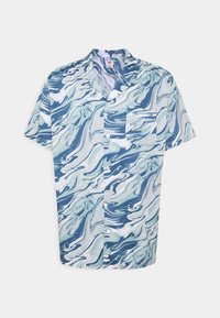 Camicia a maniche corte in tessuto leggero con un motivo marmorizzato blu e verde menta, dotata di taschino sul petto e chiusura con bottoni.