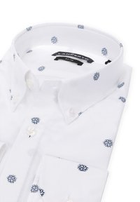 Biała koszula z guzikami, z granatowym haftem w kształcie szyszki, dopasowany krój, z przezroczystymi guzikami i wyraźnym projektem kołnierza.