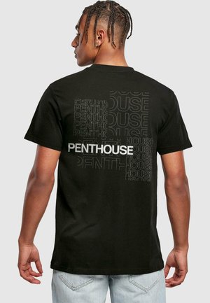 Schwarzes Baumwoll-T-Shirt mit kurzen Ärmeln, das auf der Rückseite "PENTHOUSE" in kontrastierendem Weiß und Grau in unterschiedlichen Größen zeigt.