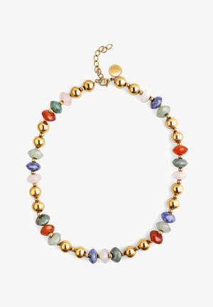 Collar en tono dorado con piedras redondas e irregulares en verde, rojo, azul y rosa. Incluye un cierre con una cadena extensora para ajustar la longitud.
