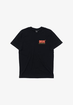 Schwarzes Baumwoll-T-Shirt mit kurzen Ärmeln; verfügt über ein rotes Logo mit dem Text "DEUS" und "Custom Motorcycles" auf der linken Seite. Klassisches Rundhalsdesign.
