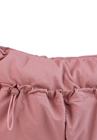 Rosa Puffer-Oberteil mit geraffter Taille, Kordelzugverschluss und glatter Textur. Besitzt zarte Rüschendetails entlang des Randes.