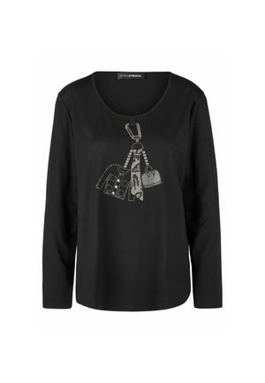 Zwart shirt met lange mouwen, een ronde halslijn en een decoratieve print van hangende tassen en accessoires gemaakt van kleine metalen studs.