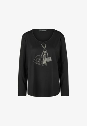 Zwart shirt met lange mouwen, een ronde halslijn en een decoratieve print van hangende tassen en accessoires gemaakt van kleine metalen studs.