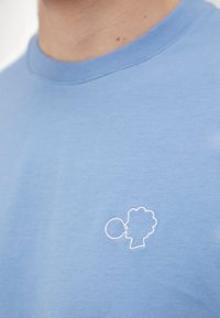 arrels Barcelona Apdrukāts T-krekls - light blue
