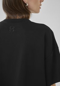 My Essential Wardrobe HELLE EMB BOXY - Basic T-shirt - black