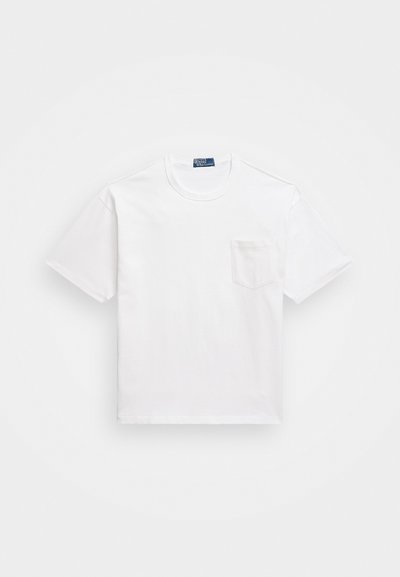 Λευκό βαμβακερό T-shirt με στρογγυλή λαιμόκοψη, κοντά μανίκια και τσέπη στο στήθος. Το ύφασμα έχει απαλό υφή και απλό σχέδιο.