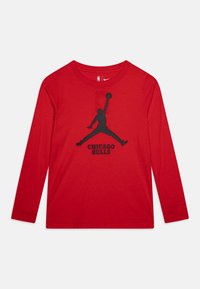 Rød langermet t-skjorte laget av bomull, med en svart "Jumpman"-logo og teksten "CHICAGO BULLS" trykt på fronten.