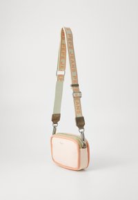 Kompakt rektangulær taske i blød pink og ferskenfarvet stof. Har en grøn strop med "PEPE JEANS" tekst og sølvfarvede hardware-detaljer.