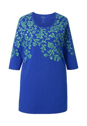 Modré šaty ve stylu trička s tříčtvrtečními rukávy, zdobené zeleným květinovým vzorem podél výstřihu a horní části korzetu. Měkká textura látky.