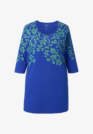 Blauwe t-shirtjurk met driekwart mouwen, voorzien van een groen bloemenpatroon langs de halslijn en het bovenste deel van het lijfje. Zachte stoftextuur.