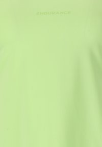 Limegrön idrottströja med texturerad tyg och ordet "ENDURANCE" präglat nära halsringningen. Lättviktsdesign med korta ärmar.