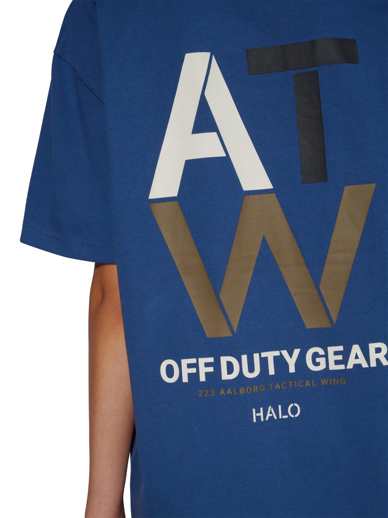 Blå t-shirt med store "ATW" bogstaver i hvid, sort og brun, tekst "OFF DUTY GEAR 223 AALBORG TACTICAL WING HALO" nedenunder foran.