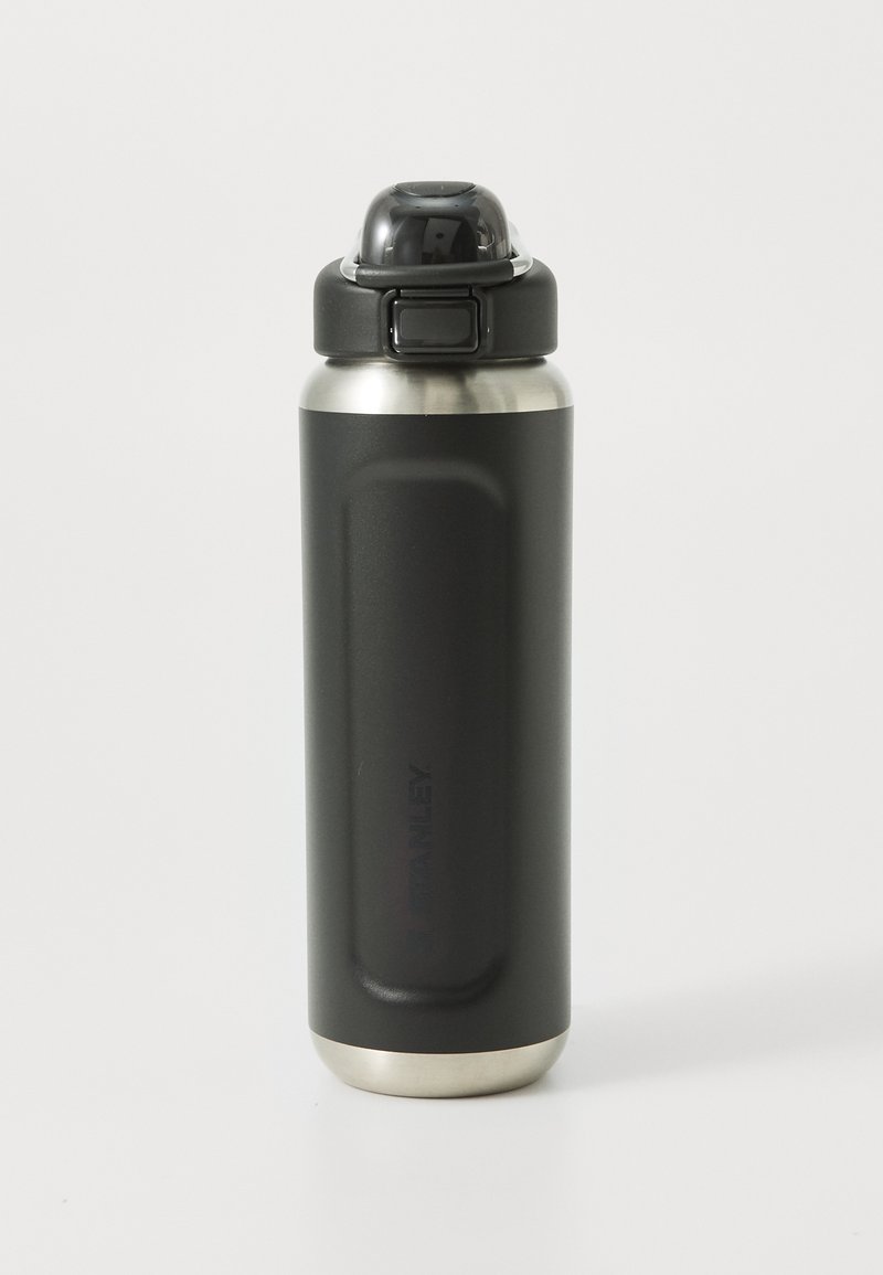 Bouteille d'eau en acier inoxydable noir avec une finition mate, de forme arrondie, bouchon à vis et un manche de transport intégré sur le dessus.
