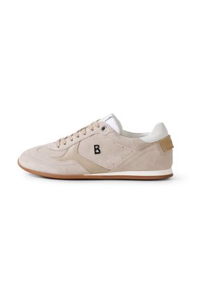 Beige suède lage sneaker met vetersdetail, zwart "B" logo aan de zijkant, witte gewatteerde kraag en bruine rubberen zool.