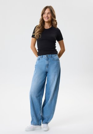 TWO SOON, JEANS BAGGY BARREL FIT - Широки дънки - light blue denim