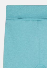 Svijetloplave pamučne kratke hlače s elastičnom waistbandom. Glatka tekstura s jednoličnom bojom, bez vidljivih uzoraka ili akcenta.