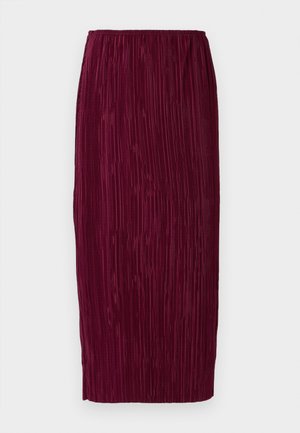 Falda midi burdeos con pliegues, textura acanalada, cintura elástica y silueta recta. Tejido suave con pliegues verticales.