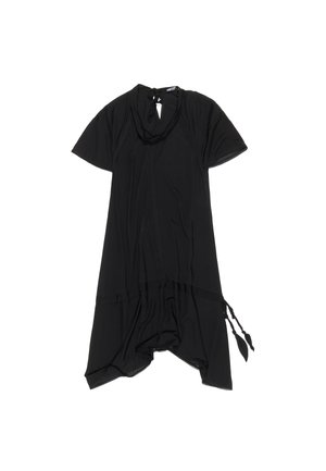 Črna kratka obleka s kratkimi rokavi in okroglim izrezom, zavezana zadaj in s plapolajočim dnom, ki vsebuje drapirane sekcije in stranske detajle.