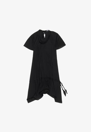 Mustat lyhythihaiset mekko pyöreällä kaula-aukolla, jossa on solmittava takaosa ja lasketeltava alaosa, jossa on ryhdikkäitä osioita ja sivukoristeita.