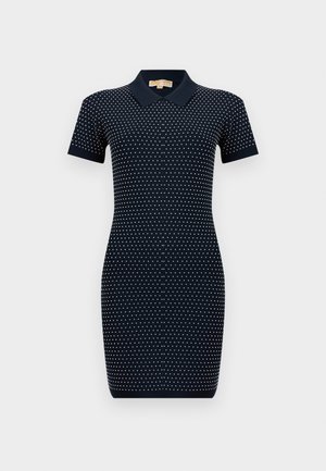 Στενό πλεκτό φόρεμα σε μπλε ναυτικό χρώμα με λευκές πουά και μονόχρωμο μπλε γιακά, εφαρμοστή σιλουέτα, μήκος μέχρι το γόνατο.