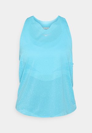 Débardeur de sport bleu clair avec un col arrondi, présentant une texture en maille respirante et un motif aux nuances de bleu légèrement variées.