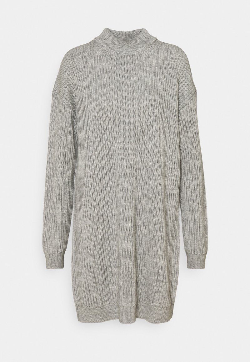 Pull à manches longues gris à côtes avec un col montant, offrant une coupe ample et des fentes sur les côtés à l'ourlet. Matériau en tricot texturé.