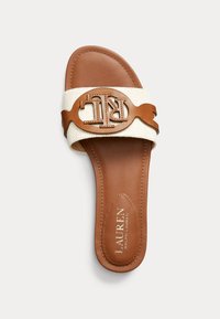 Brune læder slide sandal med en beige canvasrem, sammenflettet design og et markant logo i midten. Tekstureret sål.