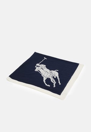 Donkerblauwe sjaal met witte rand, met een witte silhouet van een polospeler te paard die een polostok vasthoudt.