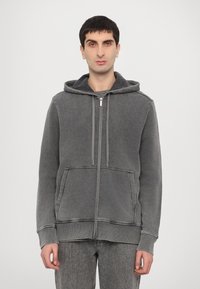 Grauer Reißverschluss-Hoodie aus weichem Material, mit Kapuze mit Kordelzug, seitlichen Taschen und gerippten Bündchen, mit einem abgenutzten Finish.