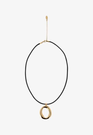 Fekete zsinór nyaklánc aranyszínű, szabálytalan ovális medállal és arany lánchosszabbító csattal fehér háttéren.