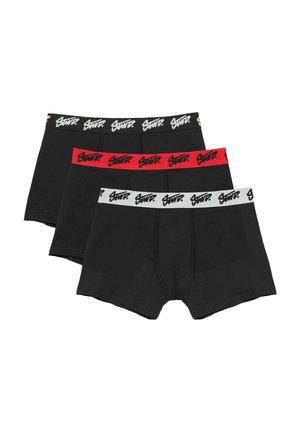 Tri crne bokserice s elastičnim pojasom u crnoj, crvenoj i bijeloj boji, svaka s ponavljajućim bijelim ili crnim logotipom.