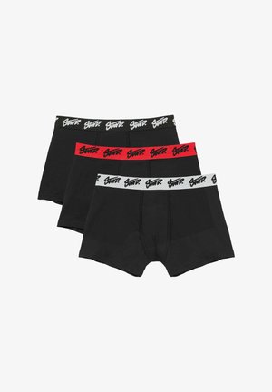 Trzy czarne bokserki z elastycznymi pasami w kolorze czarnym, czerwonym i białym, każda z powtarzającym się białym lub czarnym napisem logo.