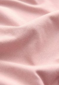 Kirkas vaaleanpunainen, teksturoitu kangas, jossa on sileä pinta ja hienovarainen jousto, joka näyttää hienoa kudontakuviota ja pehmeää laskeutumista.