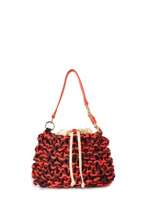 Petit sac à main avec extérieur tissé épais rouge et noir, fermeture à cordon en tissu beige et une bandoulière courte rouge avec ferrures dorées.