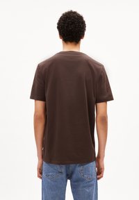 ARMEDANGELS JAAMES - Basic T-shirt - earth