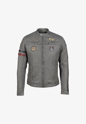 Giacca in pelle grigia con zip frontale, dettagli a coste sulle spalle, toppe sul petto e sulla manica e due tasche con zip sul fronte.