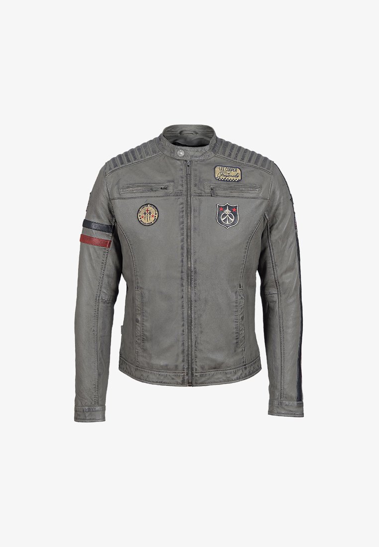 Graue Lederjacke mit Reißverschluss vorne, gerippten Schulterakzenten, Patches auf der Brust und dem Ärmel sowie zwei Reißverschlusstaschen an der Vorderseite.