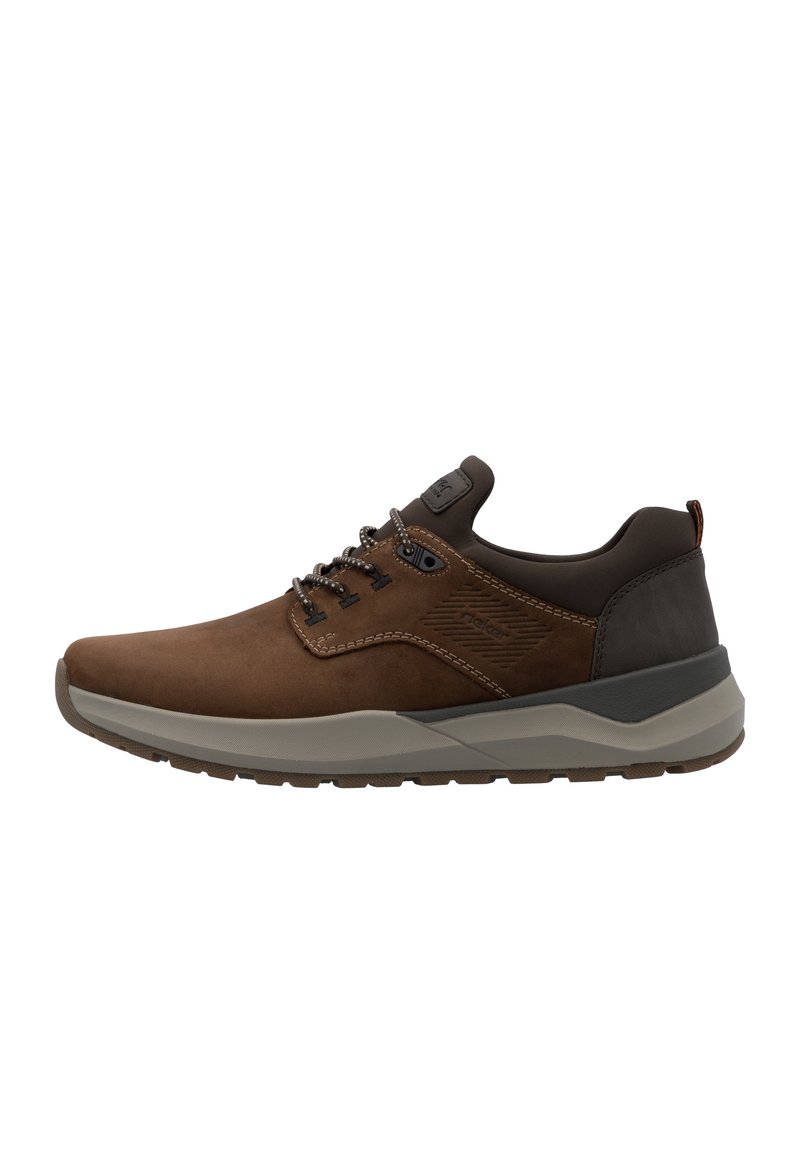 Sneaker en daim marron avec une semelle en caoutchouc grise, un panneau latéral texturé et des détails cousus. Équipé de lacets plats et d'un col rembourré.